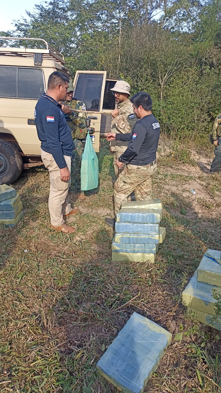 Agentes de la Policía Nacional, la Senad y las Fuerzas Militares llevaron a cabo un operativo encabezado por la fiscala Ines Estigarribia, esta mañana en la localidad de Yby Pyta.