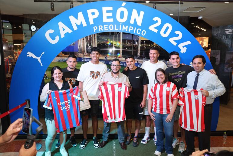 El público aprovechó el momento para tomarse fotos y vídeos con los campeones del Torneo Preolímpico Sudamericano.