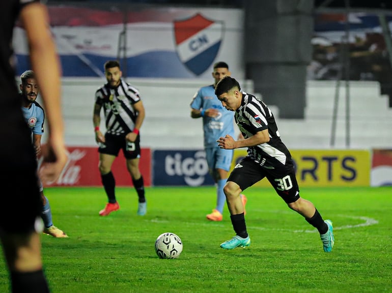 Enso González, jugador de Libertad, domina el balón en un partido contra Resistencia por el torneo Clausura 2023 del fútbol paraguayo en el estadio Arsenio Erico, en Asunción.