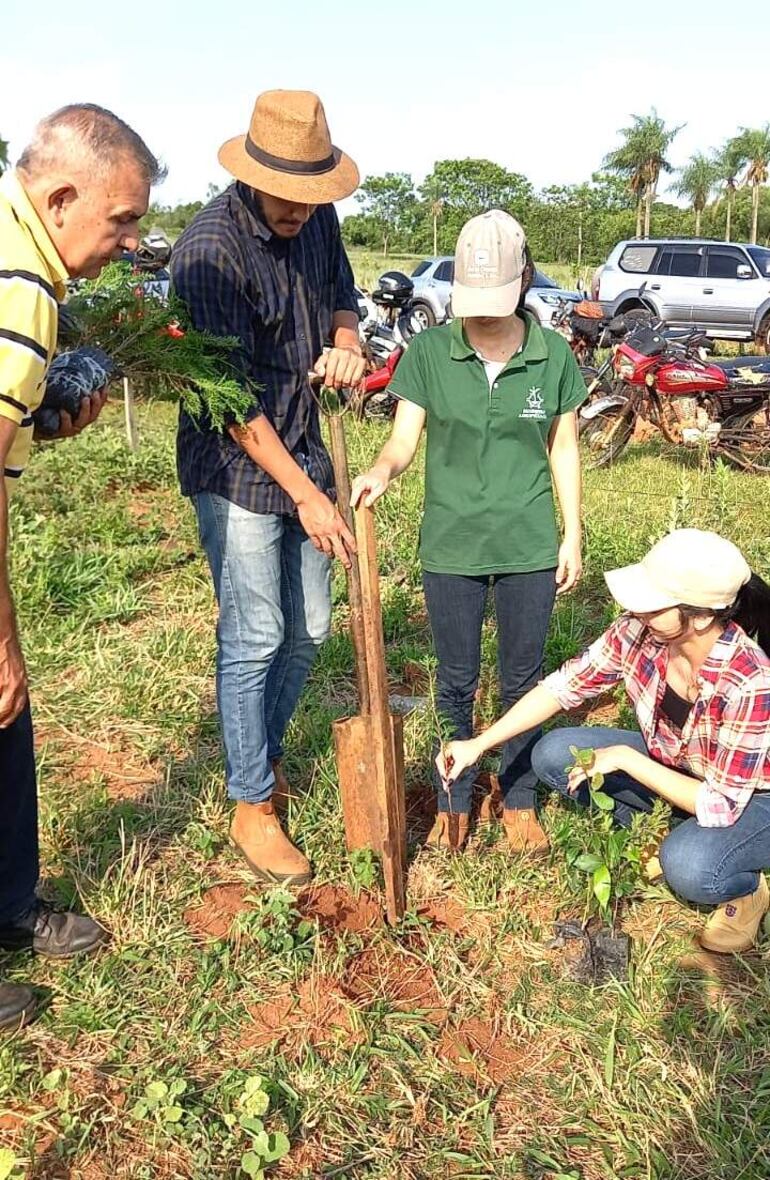 El docente Ing. Agr. Mario Onieva asesora a los estudiantes para el cultivo de los árboles nativos.