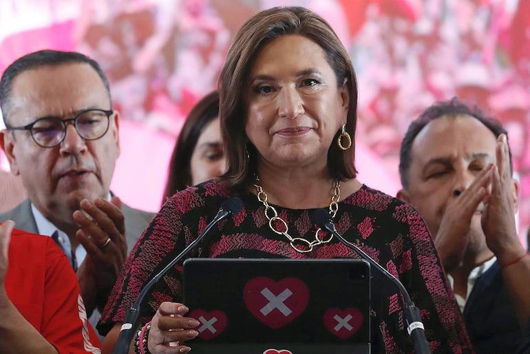 La candidata presidencial opositora, Xóchitl Gálvez, habla durante una conferencia en su casa de campaña, al final de la jornada electoral la madrugada de ese lunes, en la Ciudad de México (México). La candidata presidencial opositora, Xóchitl Gálvez, reconoció este lunes la victoria de la oficialista Claudia Sheinbaum, quien el domingo arrasó en las elecciones de México, aunque afirmó que exigirá resultados y soluciones a los grandes problemas del país.