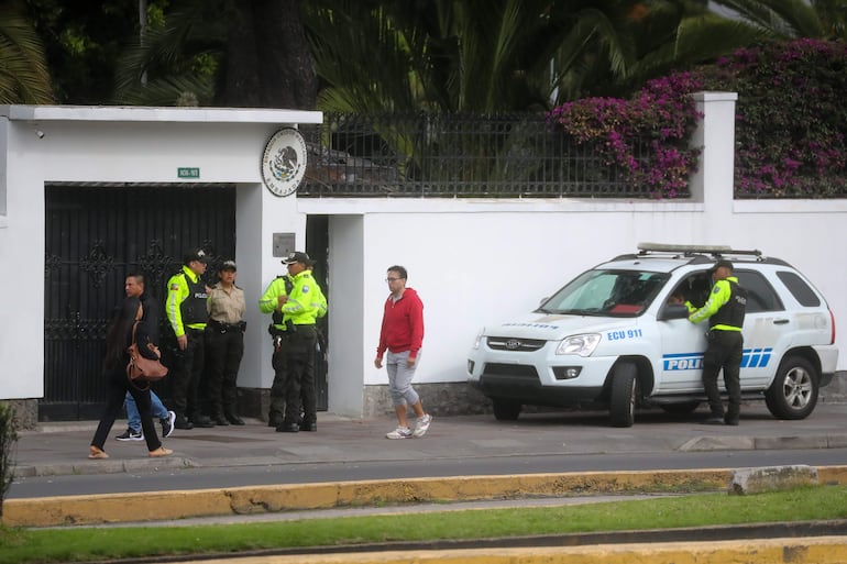 Fotografía de la entrada a la Embajada de México este sábado en Quito (Ecuador).