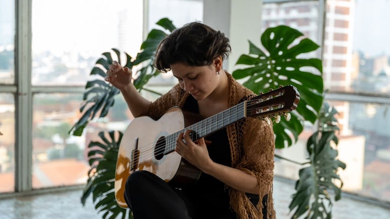 Micaela Núñez es una de las finalistas, que competirá por guitarras de alta gama.