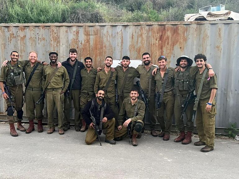 Uziel Ismajovich, tercero de la derecha, con sus compañeros en las Fuerzas de Defensa de Israel.