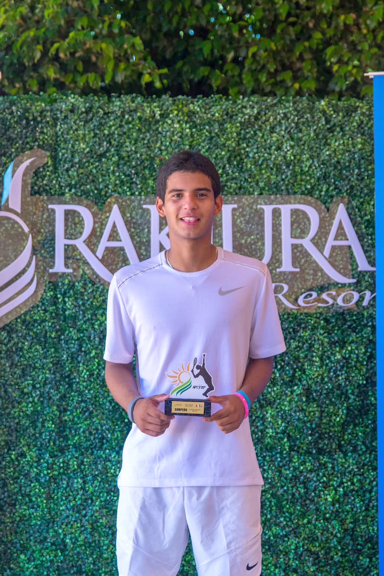 Alexander Báez, de lo mejor en U18, campeón en Rakiura.