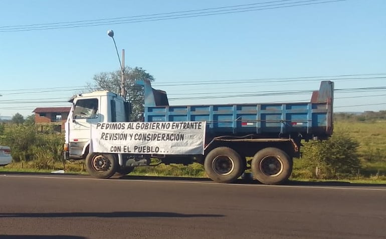 Camioneros se movilizan en el Peaje de Ypacaraí esta mañana, contra el incremento del 200%.