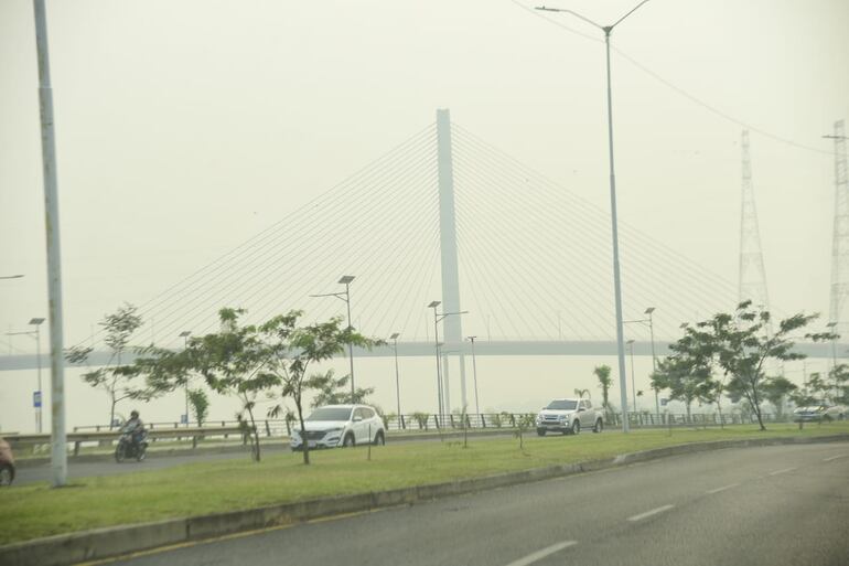 El humo en zona del puente Héroes del Chaco, desde la Costanera de Asunción.