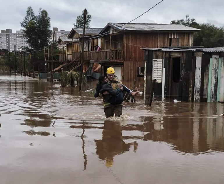 Fotografía cedida por el Cuerpo de Bomberos de Río Grande de las labores de rescate de personas tras el paso de un ciclón, en Passo Fundo (Brasil).