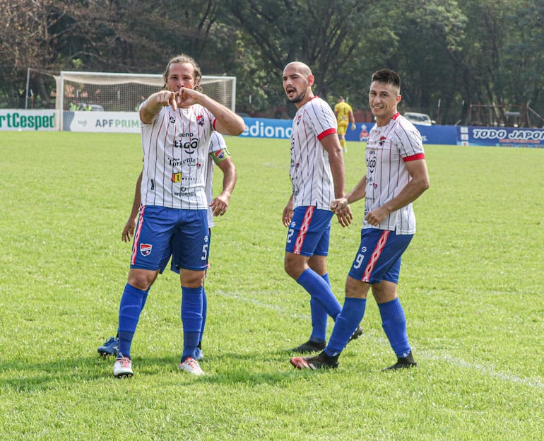 El zaguero Sixto Ramírez festeja su tanto en compañía de Diego Vázquez, Orlando Ávila y el capitán Ignacio Miño. (Foto: APF)