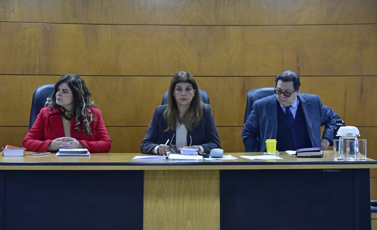 Los magistrados Olga Ruiz, Celia Salinas (presidenta) y Víctor Alfieri, integrantes del Tribunal de Sentencia a cargo del juicio por la muerte de la niña Thirza Belén Portillo Franco.