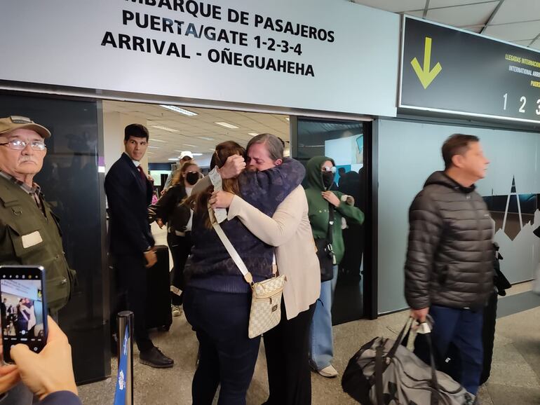 El anhelado abrazo. Siete paraguayos que se encontraban en Israel retornaron este viernes al país y se reencontraron con sus familiares.