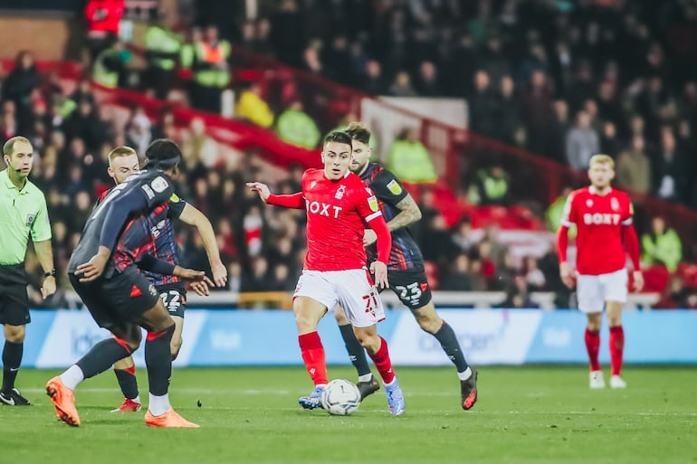 Braian Ojeda (21) durante el partido contra el Luto Town por la Championship de Inglaterra.