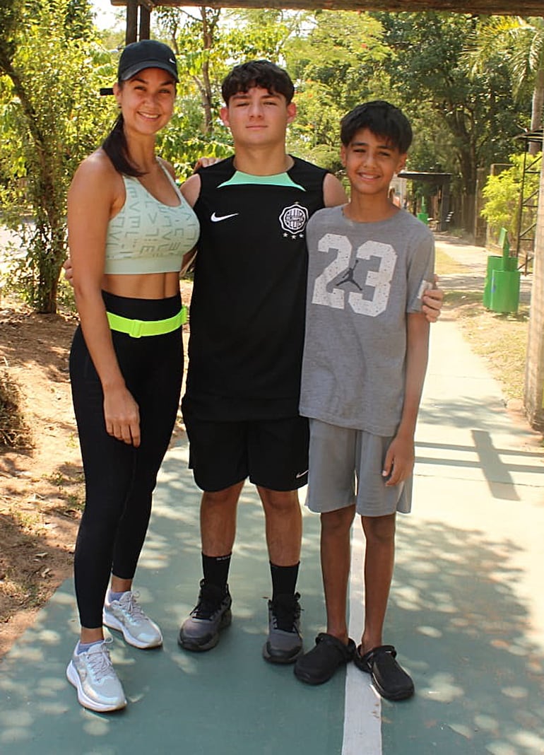 Ornella Boggino y sus hijos Franco y Rafael.