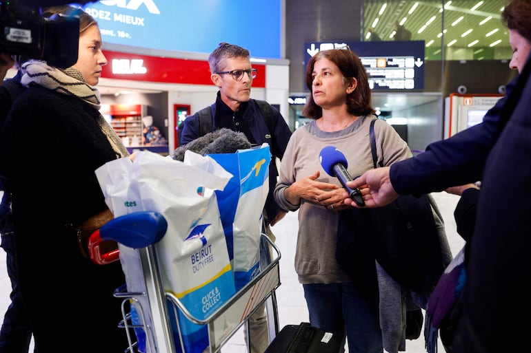 Una repatriada desde Líbano llega a París.