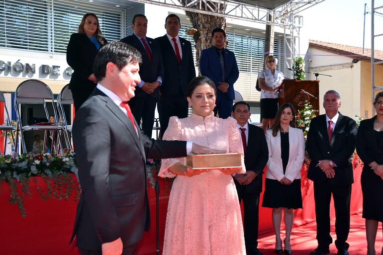 Cristhian Acosta juró sobre una biblia sostenida por su esposa, Sandra Morel.