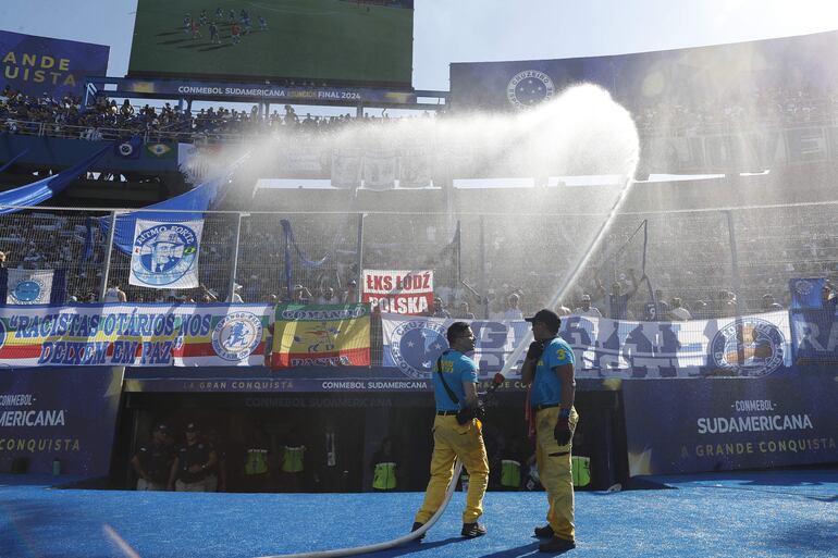 Bomberos de Asunción rocían con agua a hinchas para que se refresquen en la final de la Copa Sudamericana entre Racing y Cruzeiro en el estadio General Pablo Rojas en Asunción (Paraguay). EFE/ Juan Pablo Pino
