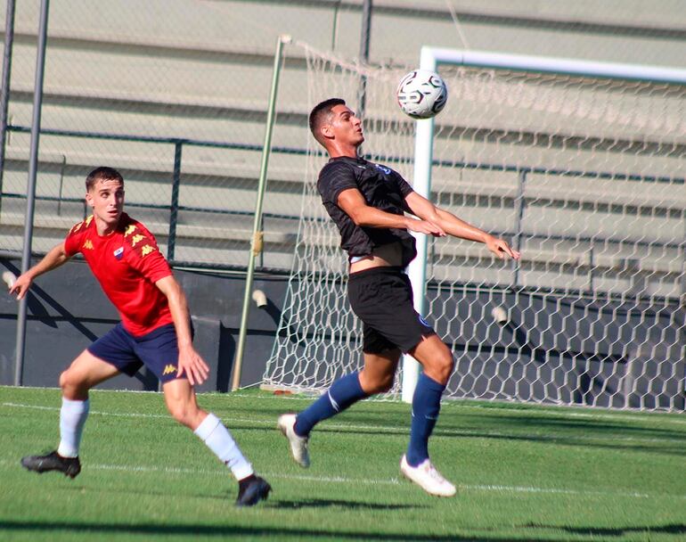 Fernando Ruiz Díaz controla el balón mientras Juan Luis Alfaro lo observa.