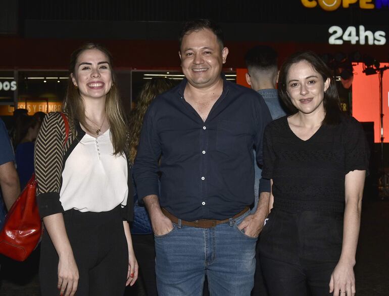 Tamara Domínguez, José González y Sindy Estigarribia.