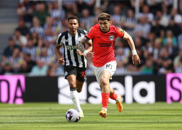 El paraguayo Julio Enciso, futbolista del Brighton, traslada el balón en un partido de la Premier League frente al Newcastle en el Sr. James' Park, en Newcastle, Inglaterra.