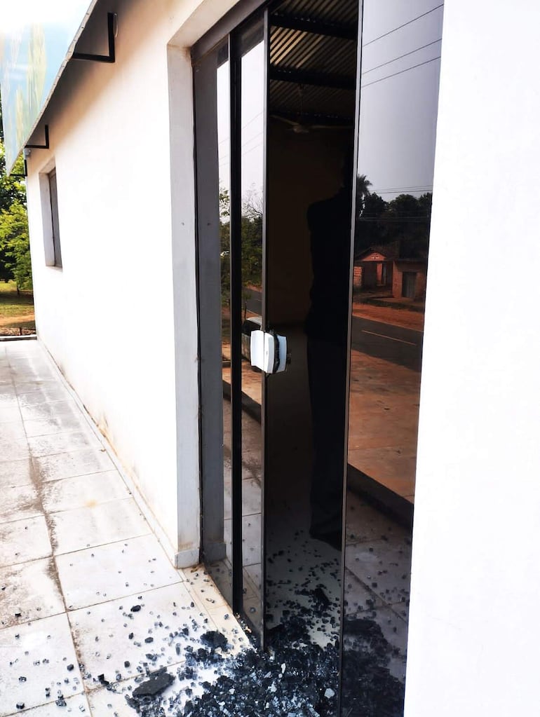 Los sospechosos para ingresar a la oficina rompieron la puerta de cristal templado ubicada en la planta alta del centro comercial.
