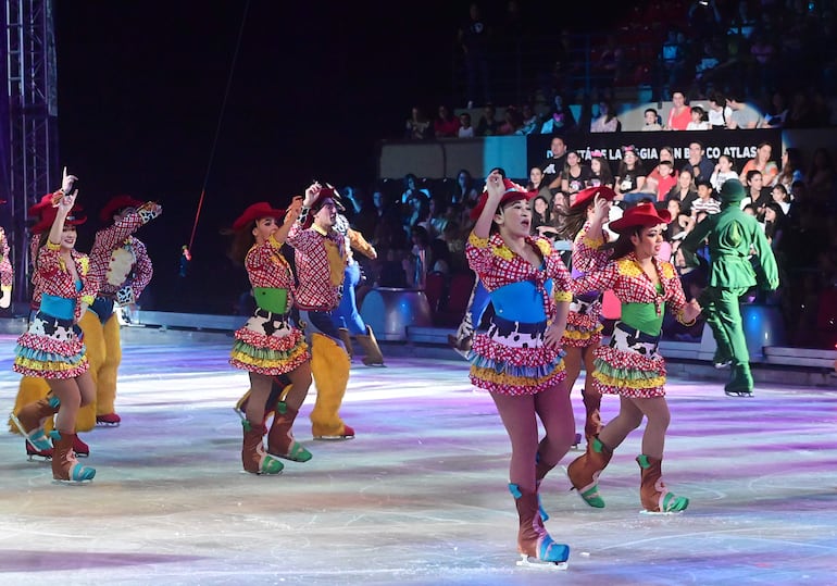 Equipo de patinadores, entre los que se encuentra Melanie Argudo, durante el número de Toy Story.