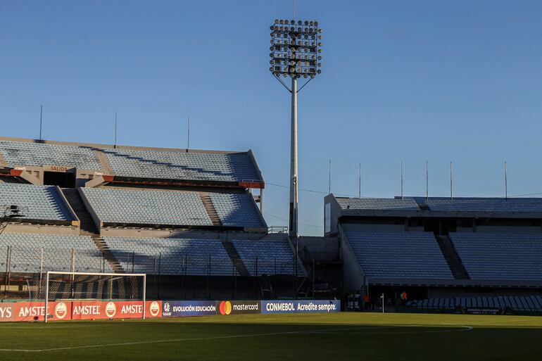 CDA101. URUGUAY (URUGUAY), 12/05/2021.- Fotografía de tribunas sin publico en el estadio Centenario debido a las restricciones por el coronavirus hoy, en un partido de la Copa Libertadores entre Rentistas y Sao Paulo en Montevideo (Uruguay). EFE/Ernesto Ryan POOL