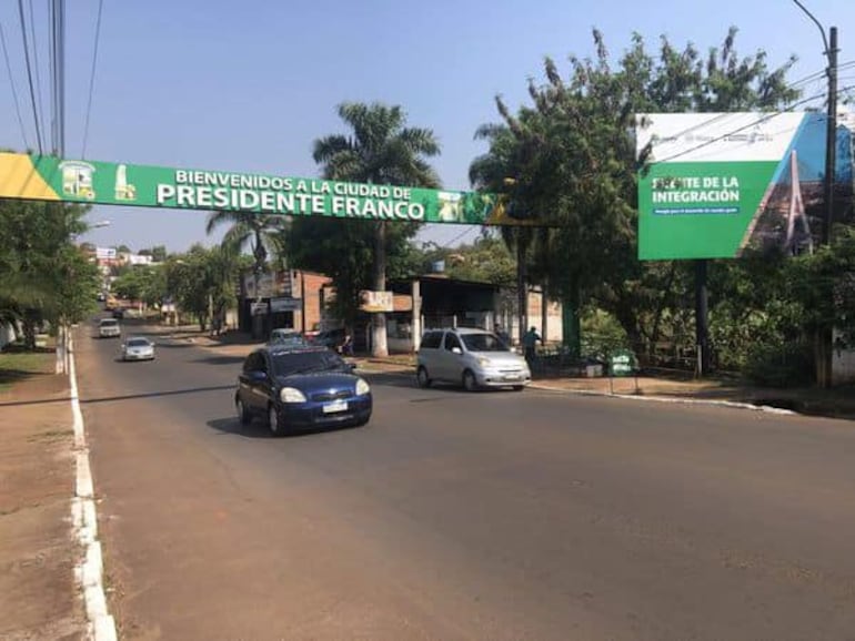 El asalto con toma de rehenes se produjo en Presidente Franco. Los policías de la zona están en alerta, ya que la camioneta podría ser usada para otro golpe mayor.