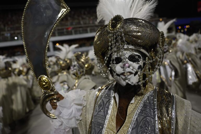 Integrantes de la escuela de samba Imperatriz Leopoldinense desfilan durante el carnaval de Río de Janeiro.