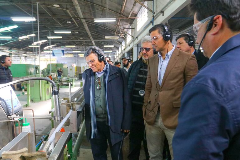 El presidente Santiago Peña (saco marrón) durante un recorrido en las instalaciones de la Industria Paraguaya de Cobre.