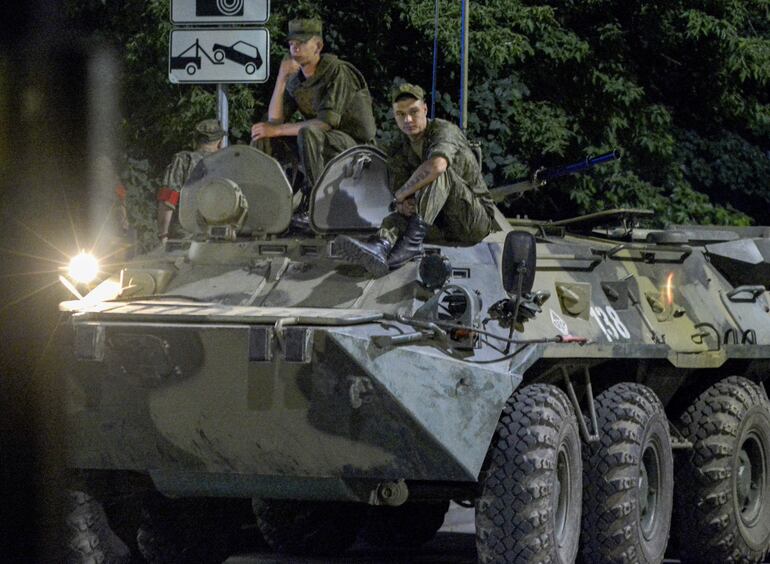 Militares rusos bloquean una calle en el centro de Rostov-on-Don, al sur de Rusia, el 24 de junio de 2023. Se desplegaron vehículos blindados y de seguridad después de que una compañía militar privada (PMC) El jefe del Grupo Wagner, Yevgeny Prigozhin, dijo en un video que sus tropas habían ocupado el edificio del cuartel general del Distrito Militar del Sur.