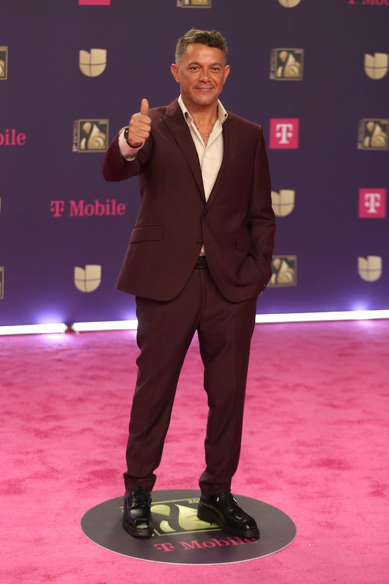 ¡Cancherísimo! El cantante español Alejandro Sanz posa en la alfombra de la 37 edición del Premio lo Nuestro, en el Kaseya Center. (EFE/ Marlon Pacheco)
