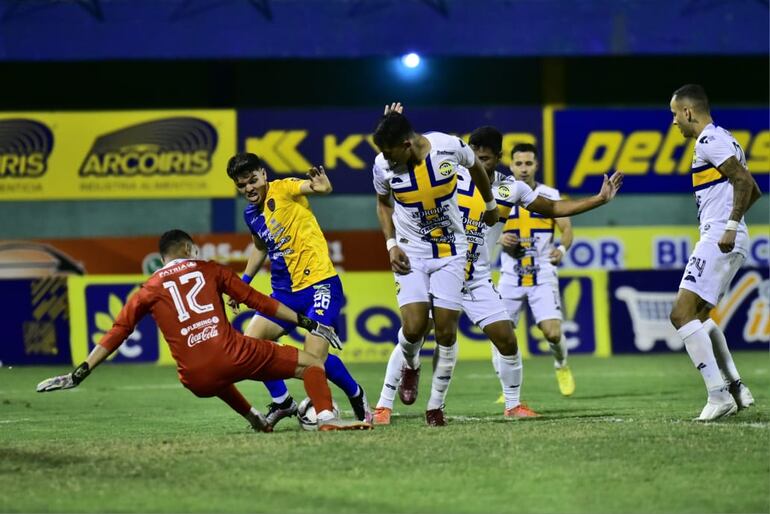 Diego Fernández, de Luqueño, disputa el balón con el arquero de Trinidense, Víctor Samudio, en el Feliciano Cáceres.