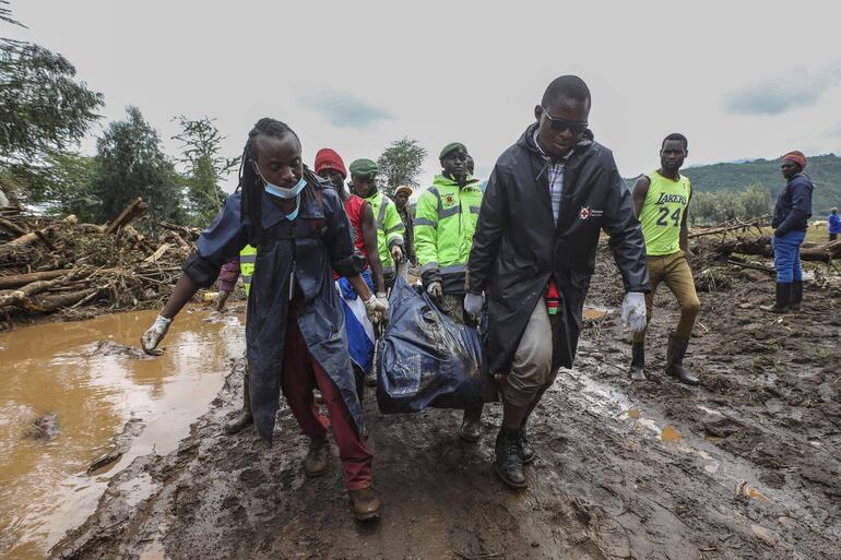 Rescatistas transportan un cuerpo recuperado en una zona inundada en la localidad de Kamuchira, Kenia, el pasado martes.