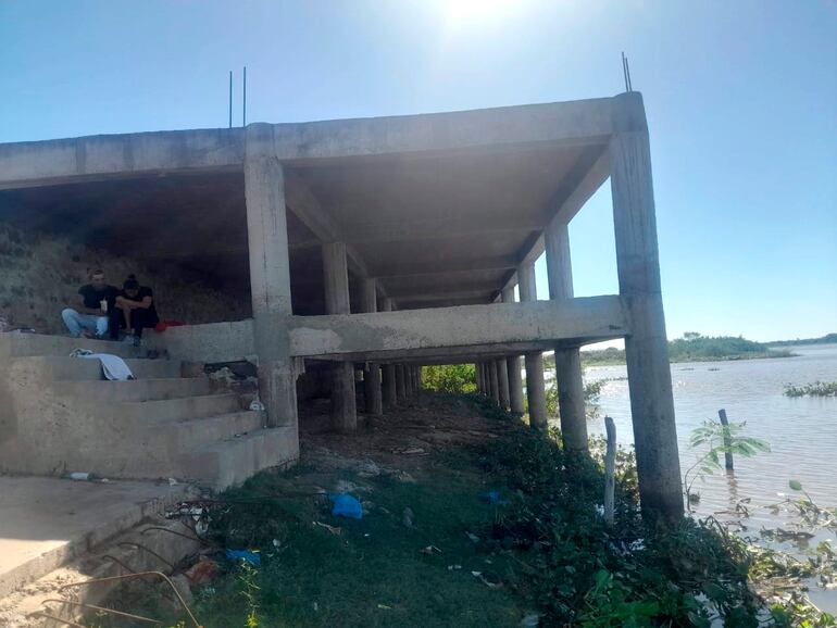 La obra paralizada sirve de refugio a adictos de la zona.