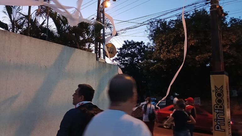 Con papel higiénico vistieron la casa del senador liberal, Dionisio Amarilla, tras escrache.