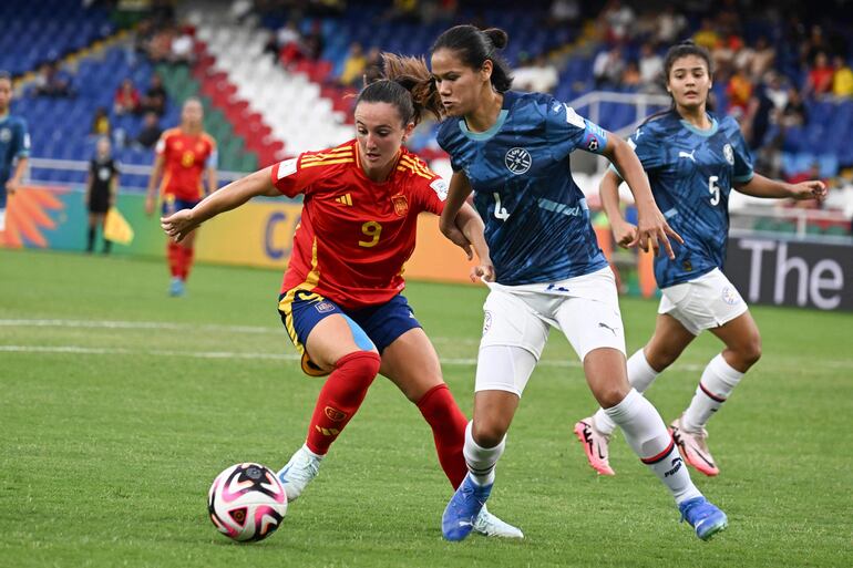 Jone Amezaga (L) de España y  Naomi De León de Paraguay.