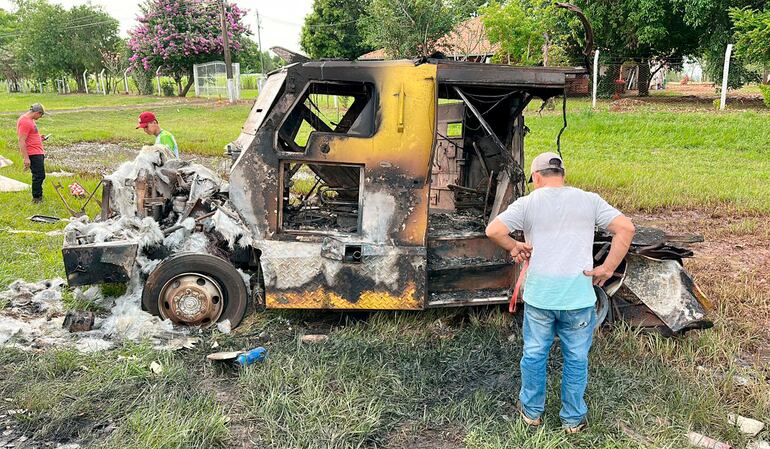 El camión de Prosegur quedó destruido con las dos explosiones, en General Delgado. Un guardia fue ejecutado y otro quedó herido.