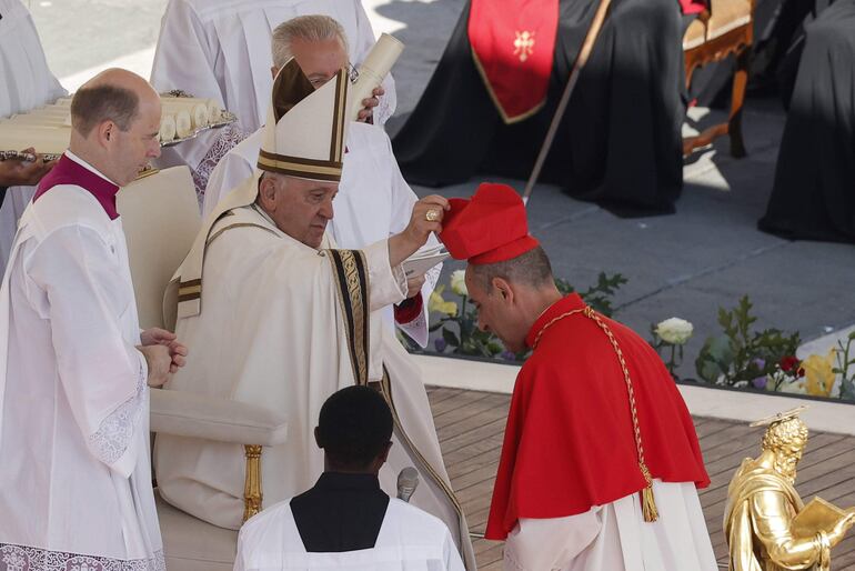 El nuevo cardenal argentino, Víctor Manuel Fernández, recibe su birreta al ser nombrado cardenal por el Papa Francisco durante una ceremonia de consistorio en la Plaza de San Pedro, Ciudad del Vaticano, el 30 de septiembre de 2023. El pontífice nombró 21 nuevos cardenales.