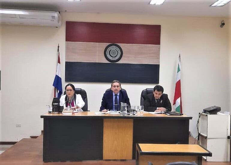 El Tribunal de Sentencia de Paraguarí, de izquierda a derecha, Zusan Domenech (miembro), Hugo Ignacio Ríos Alcaráz (presidente) y Pedro Nasser, miembro.