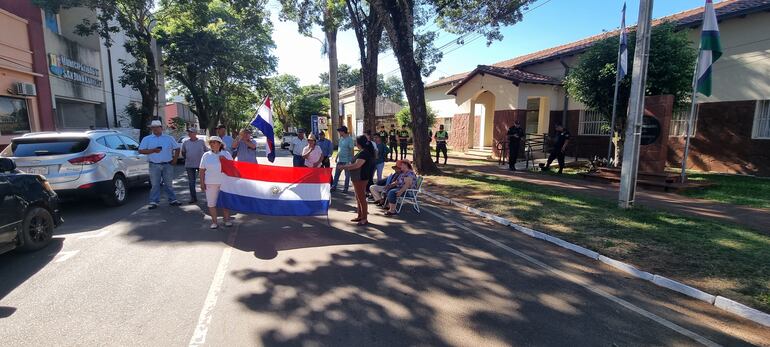 Los vecinos de la comunidad de Loma Pero de San Juan Bautista, se manifiestan frente a la Gobernación de Misiones, exigiendo una fecha concreta del reinicio de obras del tramo tres de la ruta del progreso.