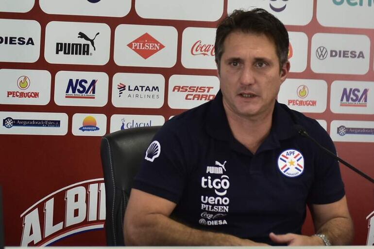 El ex seleccionador de Paraguay, Guillermo Barros Schelotto, en su última una rueda de prensa en Ypané (Paraguay).