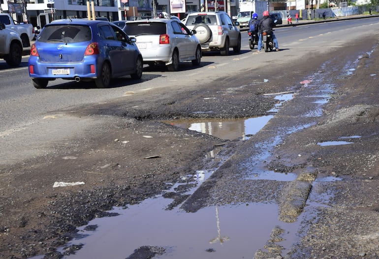 En estas condiciones se encuentra el carril exclusivo de buses. 