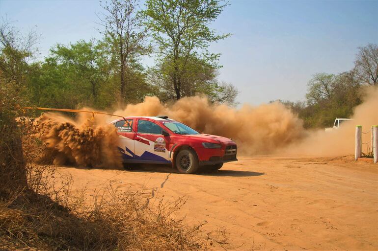 Postal del Chaco con el Mitsubishi Lancer Evolution X de Wilfried Klassen y “Nando” Ruiz Díaz.