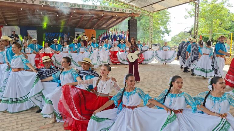 El grupo musical Oasis de Villarrica realizó un espectáculo diferente con el acompañamiento de los grupos de ballet