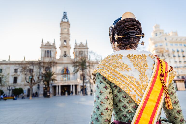 Mujer vestida de "fallera", Valencia, España.