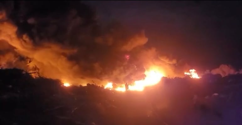 Los bomberos voluntarios evitaron que el fuego se propague a otras áreas del vertedero.