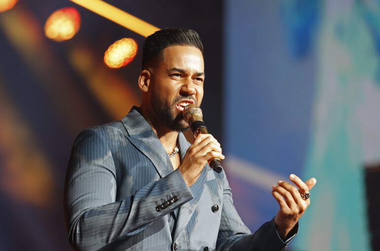 El fin de semana corrió la supuesta noticia de que Romeo Santos sufrió un infarto mientras entrenaba. El cantante desmintió en sus redes tal situación de salud.