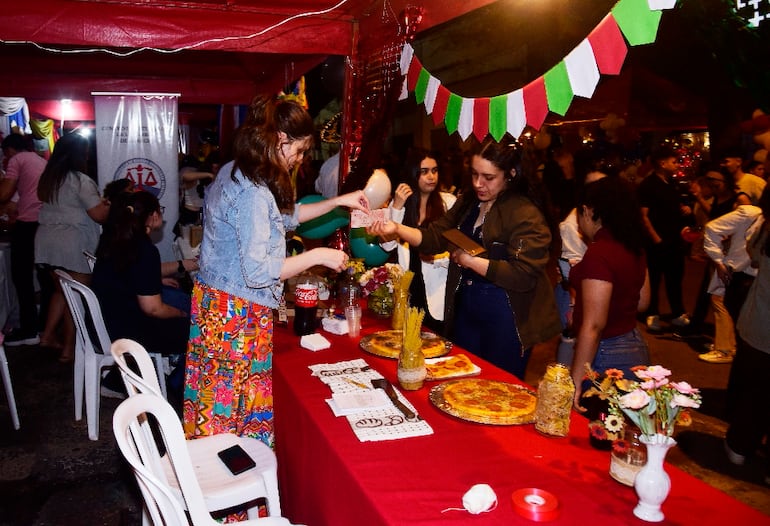 Mucho público asistió a la Kermés Internacional, que fue un encuentro multicultural, en la Universidad Americana.