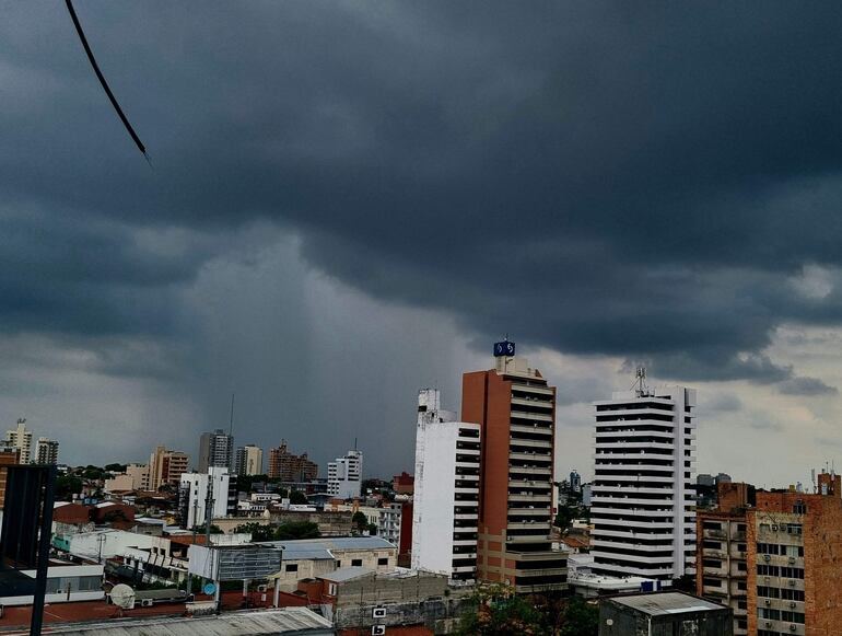 La alerta meteorológica se amplió de cuatro a doce departamentos del país.