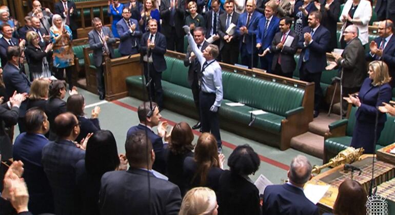Ovación al diputado del Partido Conservador Británico Craig Mackinlay en la Cámara de los Comunes.